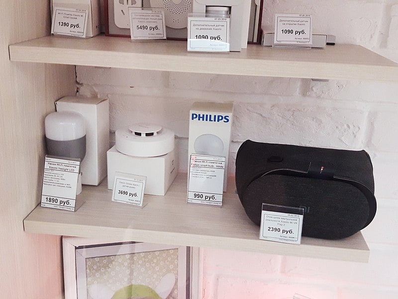 Xiaomi smart home, smart smoke detector and other smart products on shelves